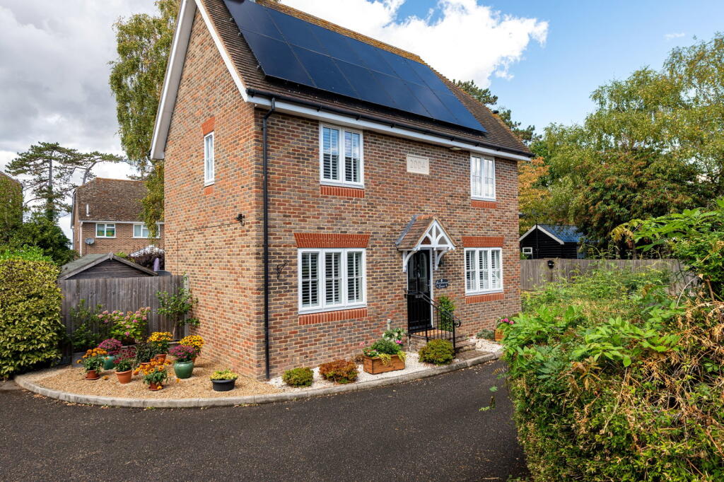 Main image of property: Maidstone Road, Paddock Wood, Tonbridge, TN12 6DB