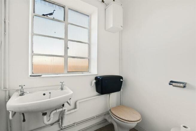 14-37b0GCWT -  Unit 6 Bridge House - WC - Original
