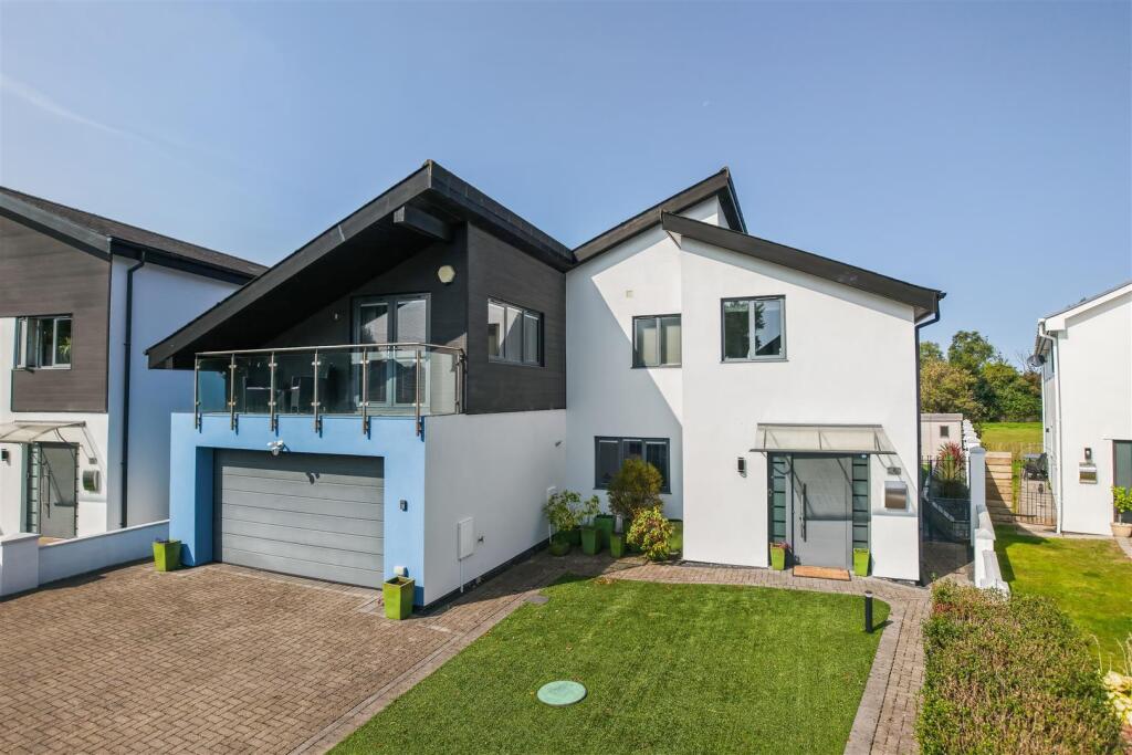 Main image of property: 2 River Court, Treoes, Bridgend, CF35 5EX