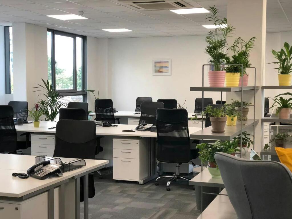 putney-serviced-office-team-workspace.jpg.jpg