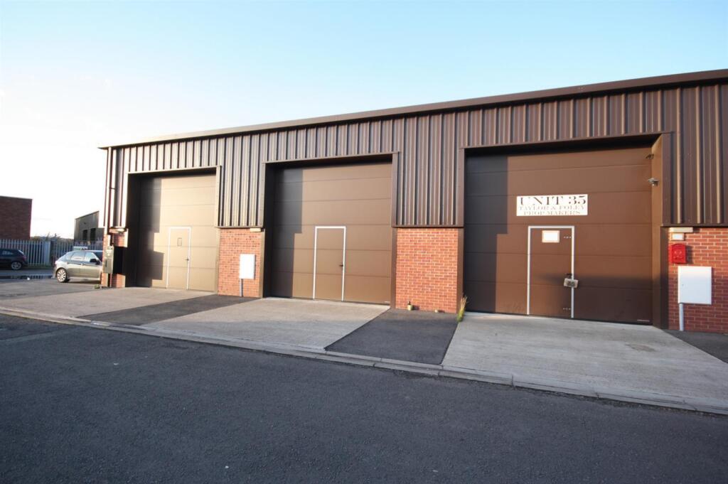 Main image of property: Kinwarton Farm Road, Alcester B49 6EH