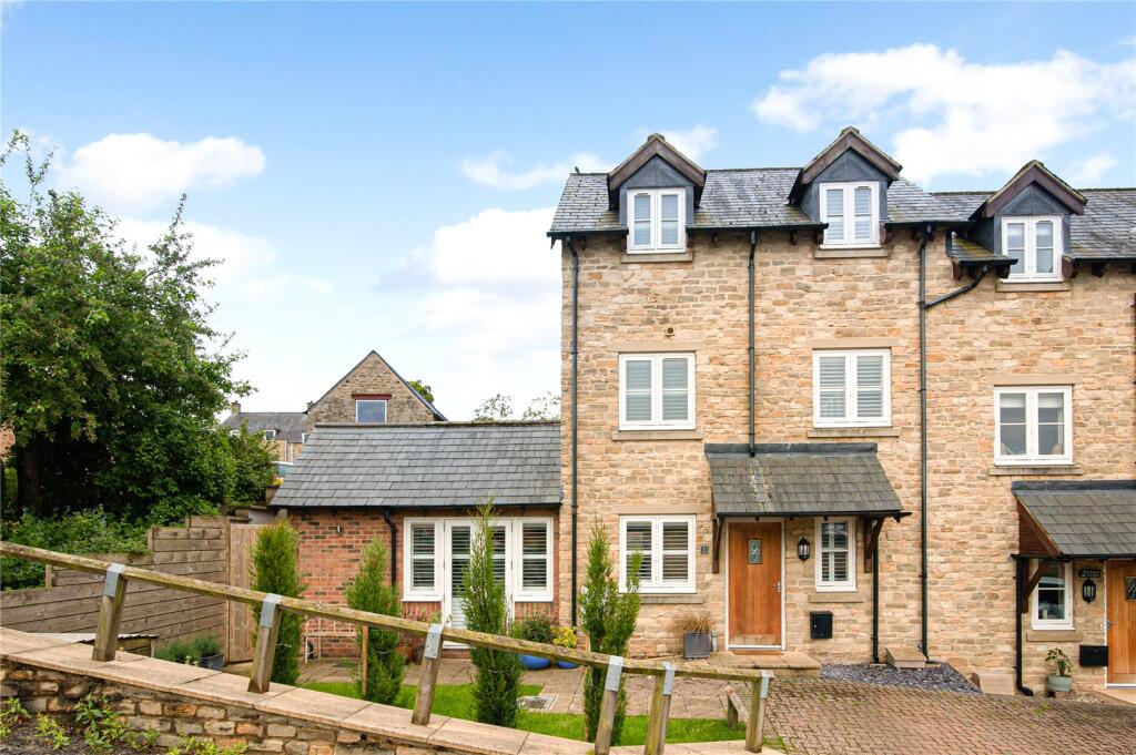Main image of property: Finsbury Gardens, Chipping Norton, Oxfordshire, OX7