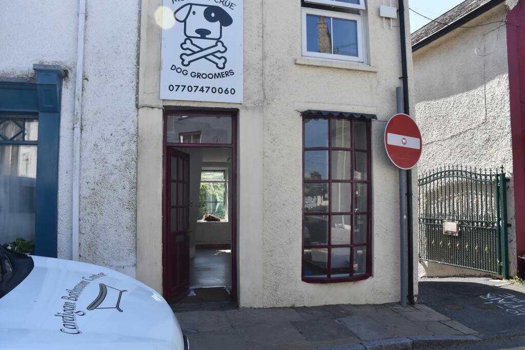 Main image of property: 1 Market Square, Newcastle Emlyn