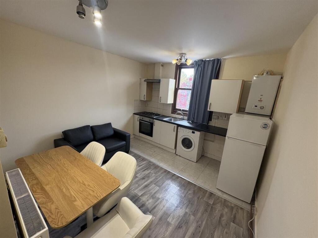 Main image of property: Flat 6, 44-46 Hendon Lane, N3 1TT