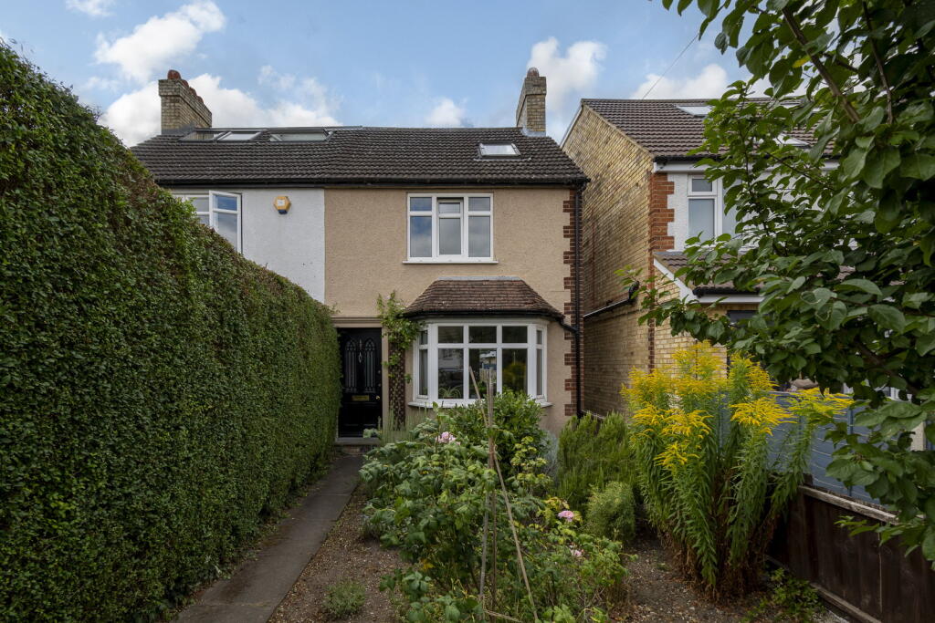 Main image of property: Arbury road, Cambridge, CB4 2JD
