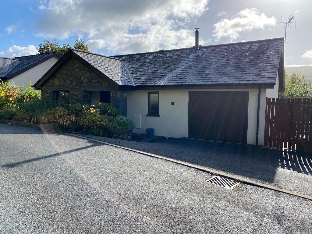 Main image of property: 6 Coed Y Bryn, Dolgellau LL40 2AX