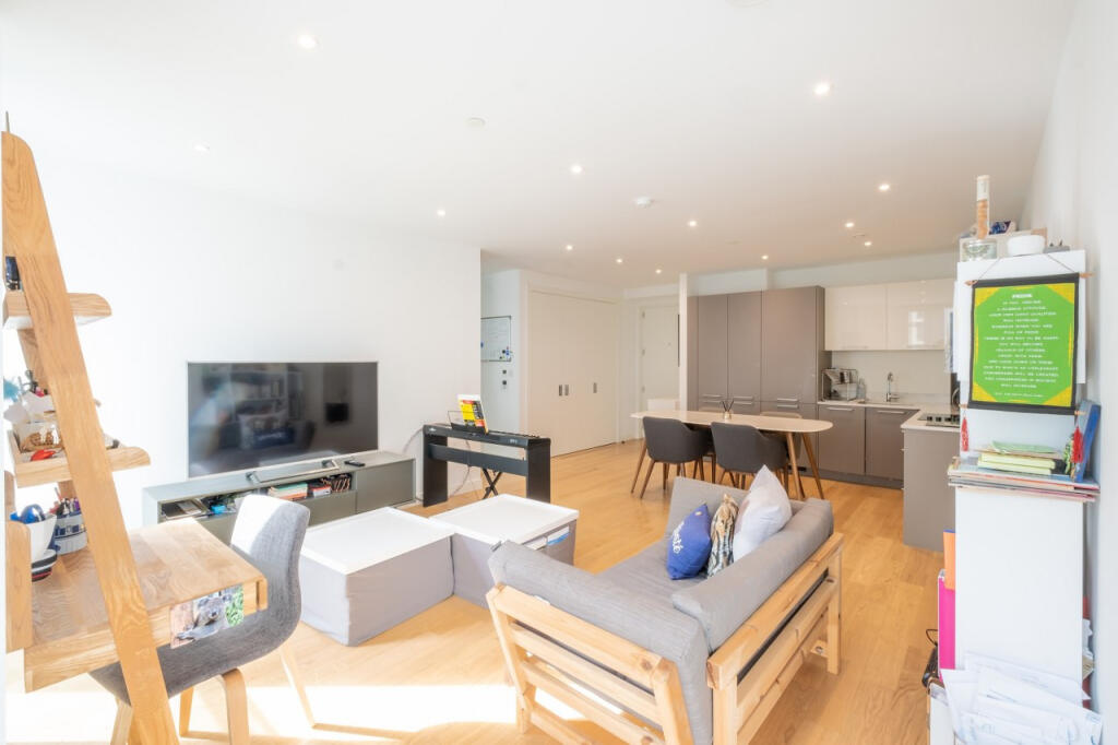 Main image of property: 251 Southwark Bridge Road, London, se1