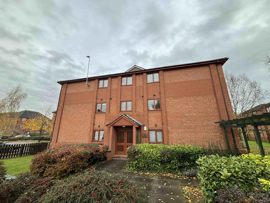 Main image of property: 18 Gillett Close, Weavers Green, Nuneaton, CV11 5XW