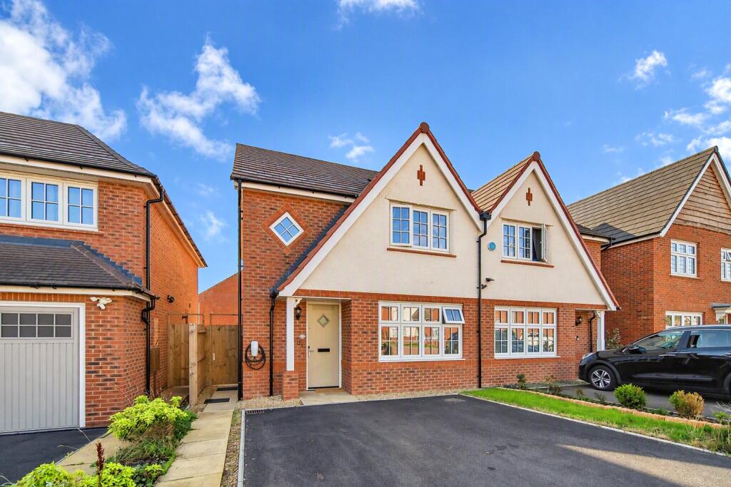 Main image of property: Roman Avenue, NUNEATON, Warwickshire, CV11