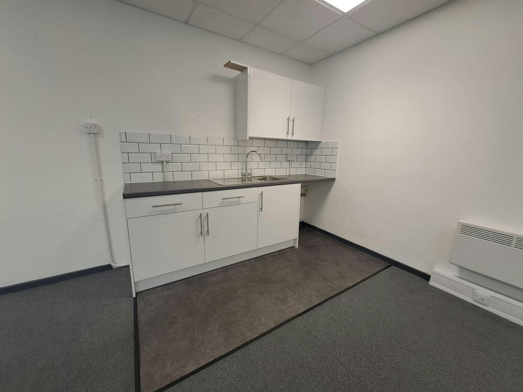 fe532e34060213ebff3c4dac2f77ad43-unit-33-clarke-road-kitchenette.jpg