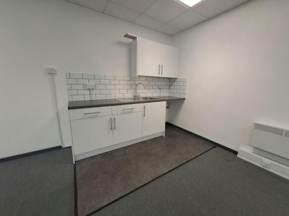 fe532e34060213ebff3c4dac2f77ad43-unit-33-clarke-road-kitchenette.jpg