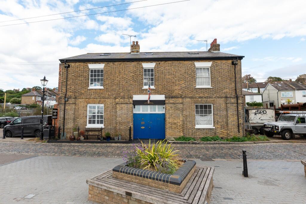 Main image of property: High Street, Leigh-on-Sea