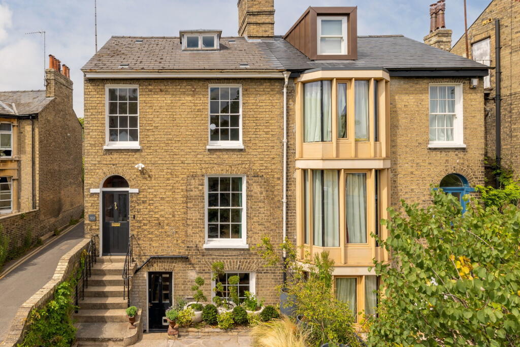 Main image of property: Chesterton Road, Cambridge, CB4 3AR