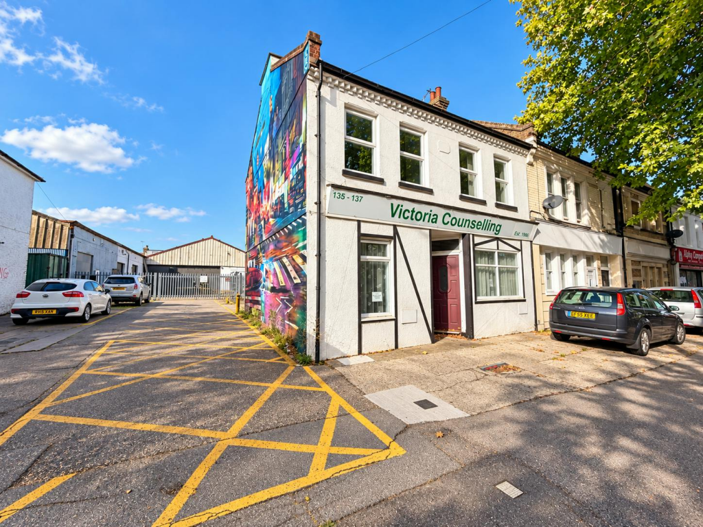 Main image of property: 135 Victoria Avenue, Southend-on-Sea, SS2 6EL