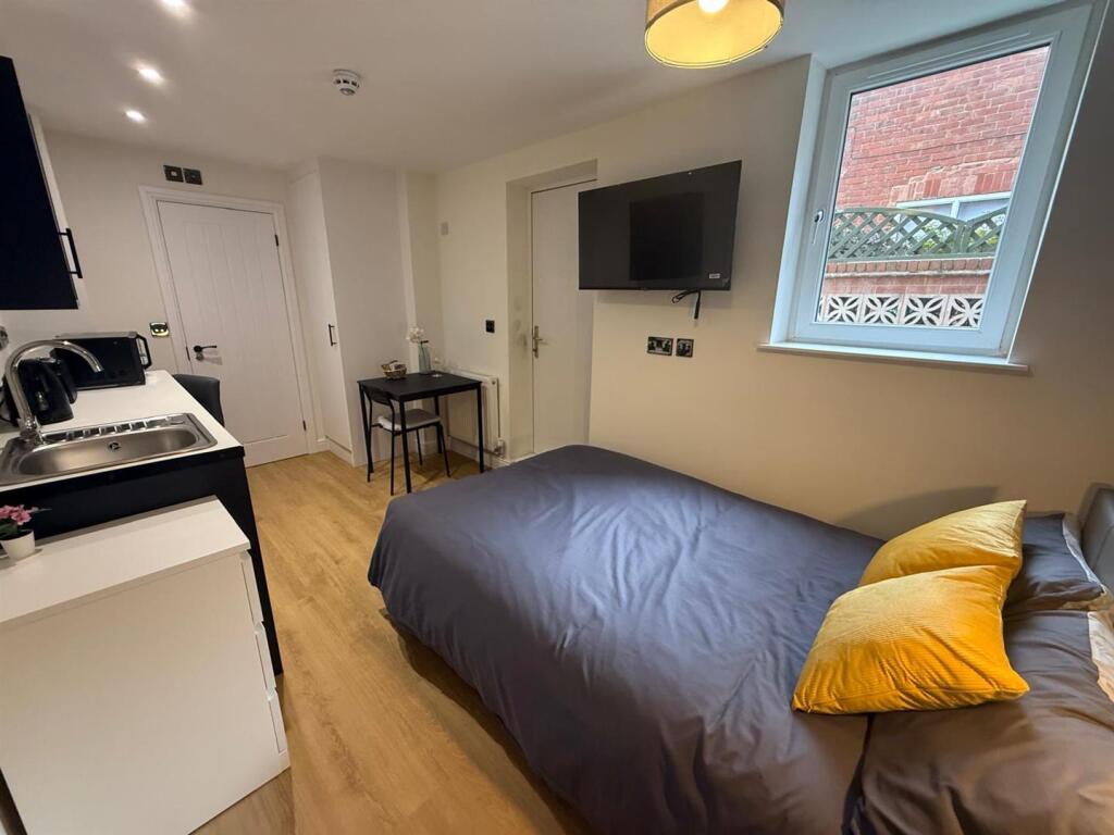 Main image of property: *Own Personal En-Suite and kitchen all bills included* Meadow Avenue, Mansfield