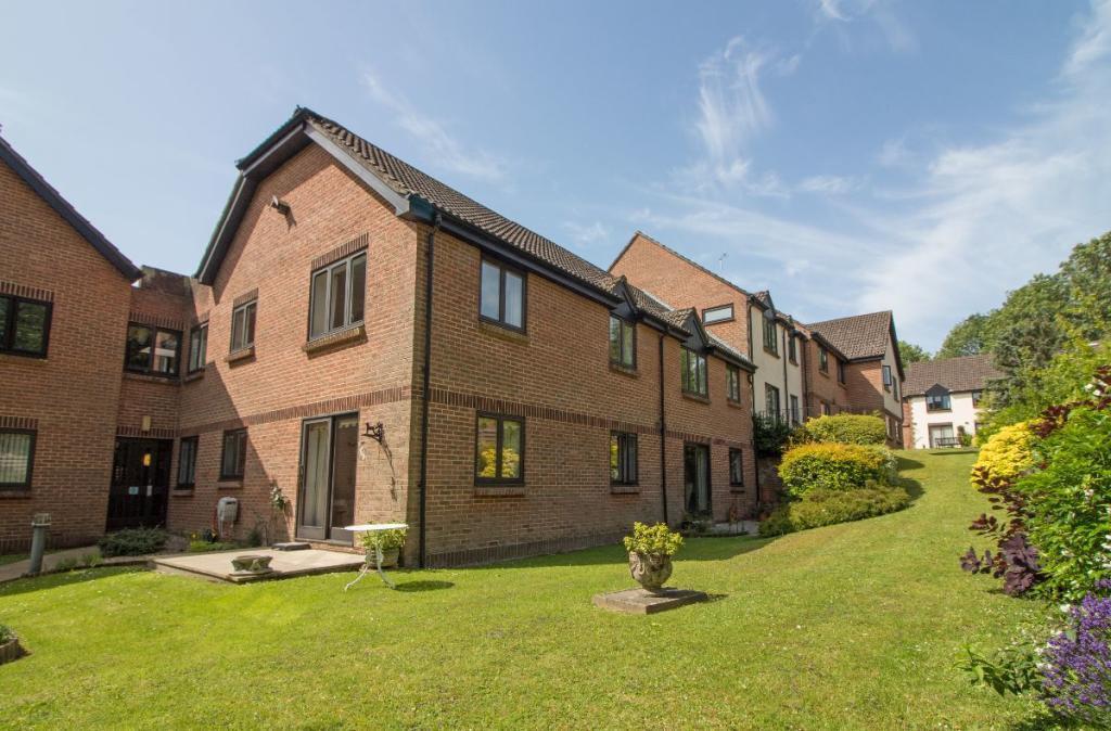 Main image of property: Havant Road, Horndean