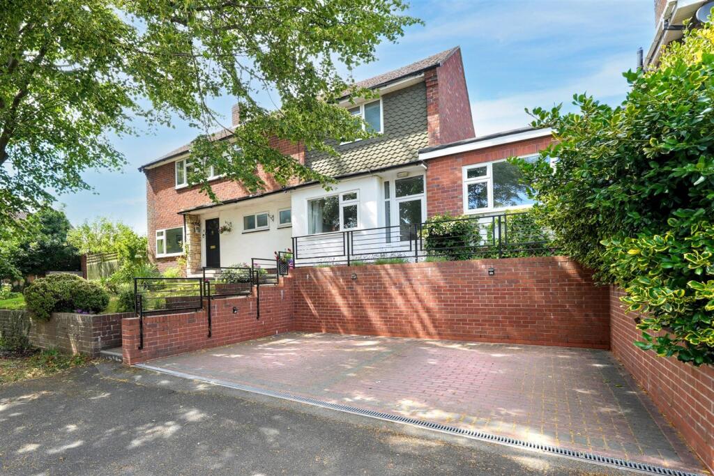 Main image of property: 9 Wolverhampton Road, Pattingham, Wolverhampton, WV6 7AF