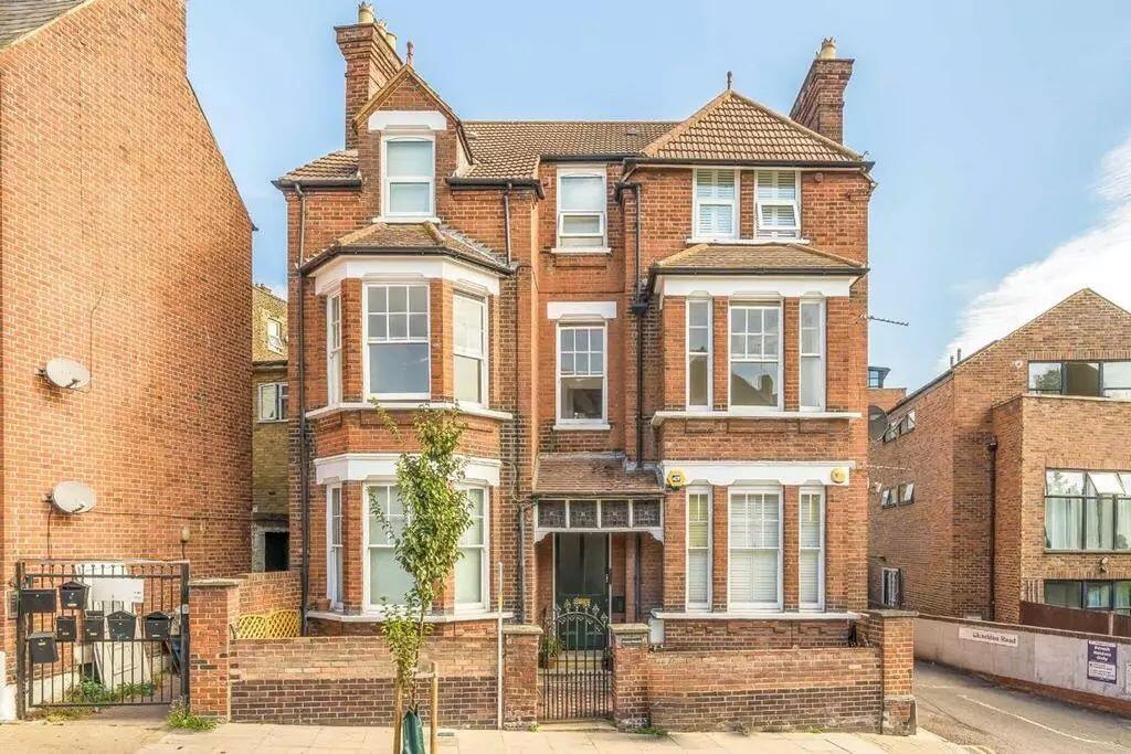 Main image of property: Flat 2, 7 Gleneldon Road, Streatham, London, Lambeth, SW16 2AX
