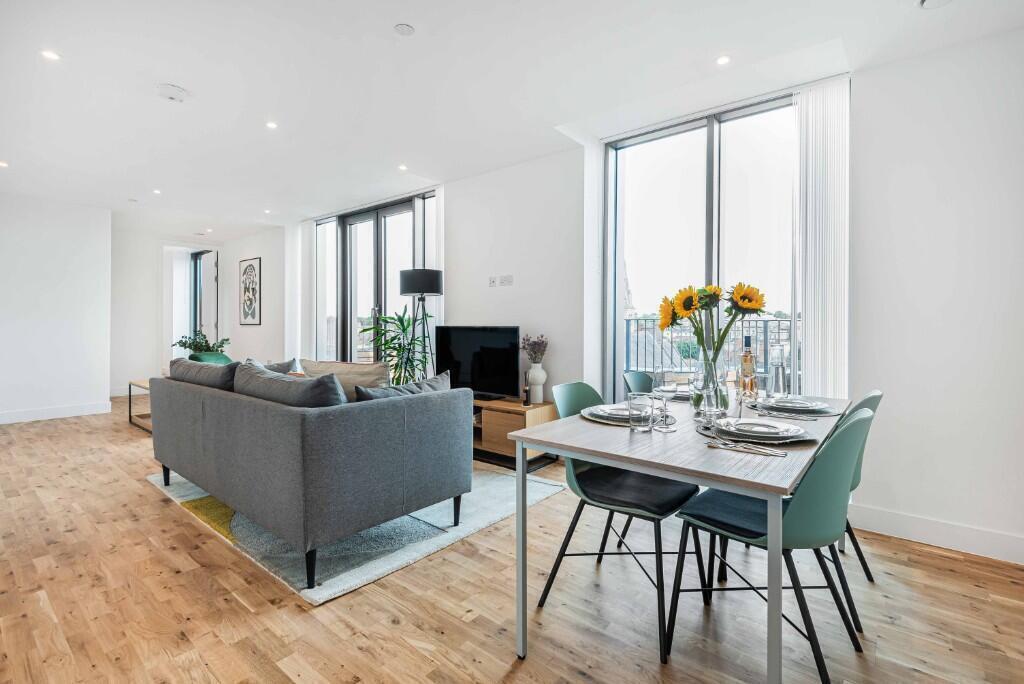 Main image of property: Gravity Co Reading Town Centre , 59 Queens Road, Reading, Berkshire, RG1