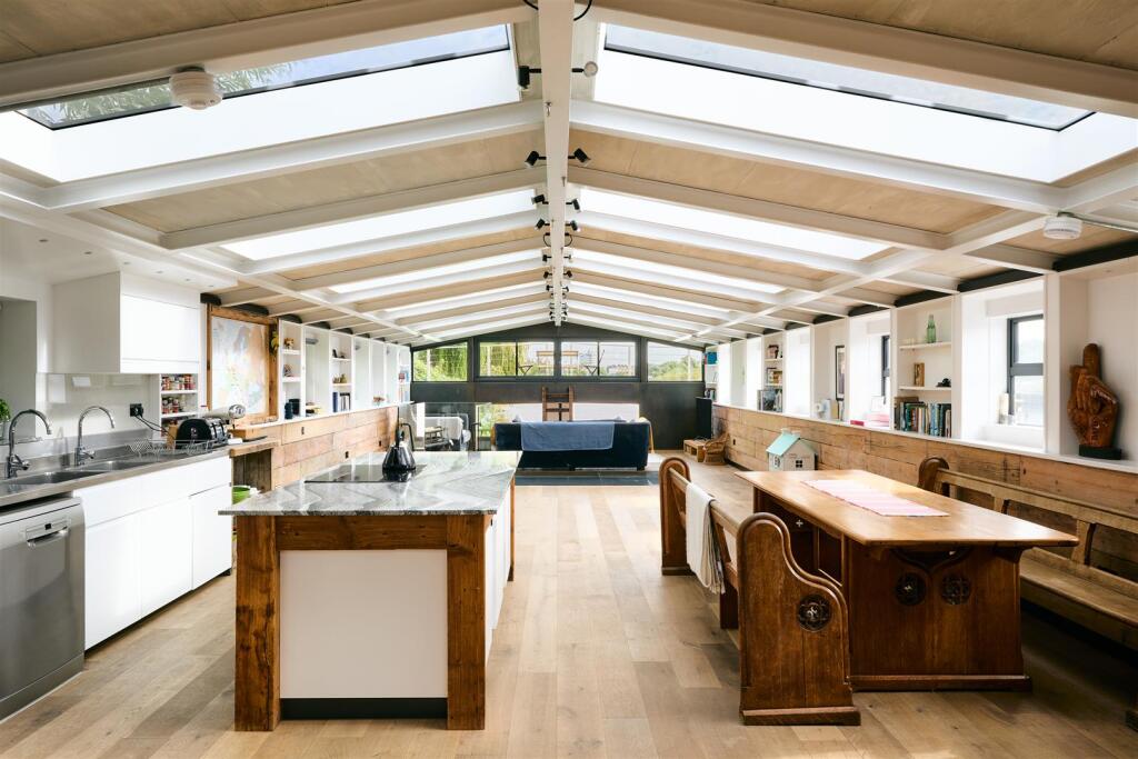 Main image of property: Chiswick Mall, Chiswick, W4