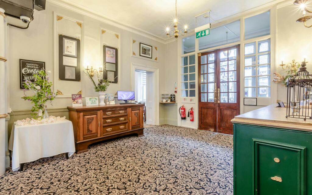 8685240-interior12.jpg