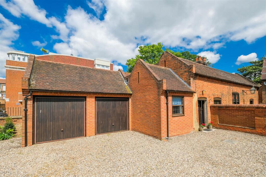 Main image of property: Hemnall Street, Epping