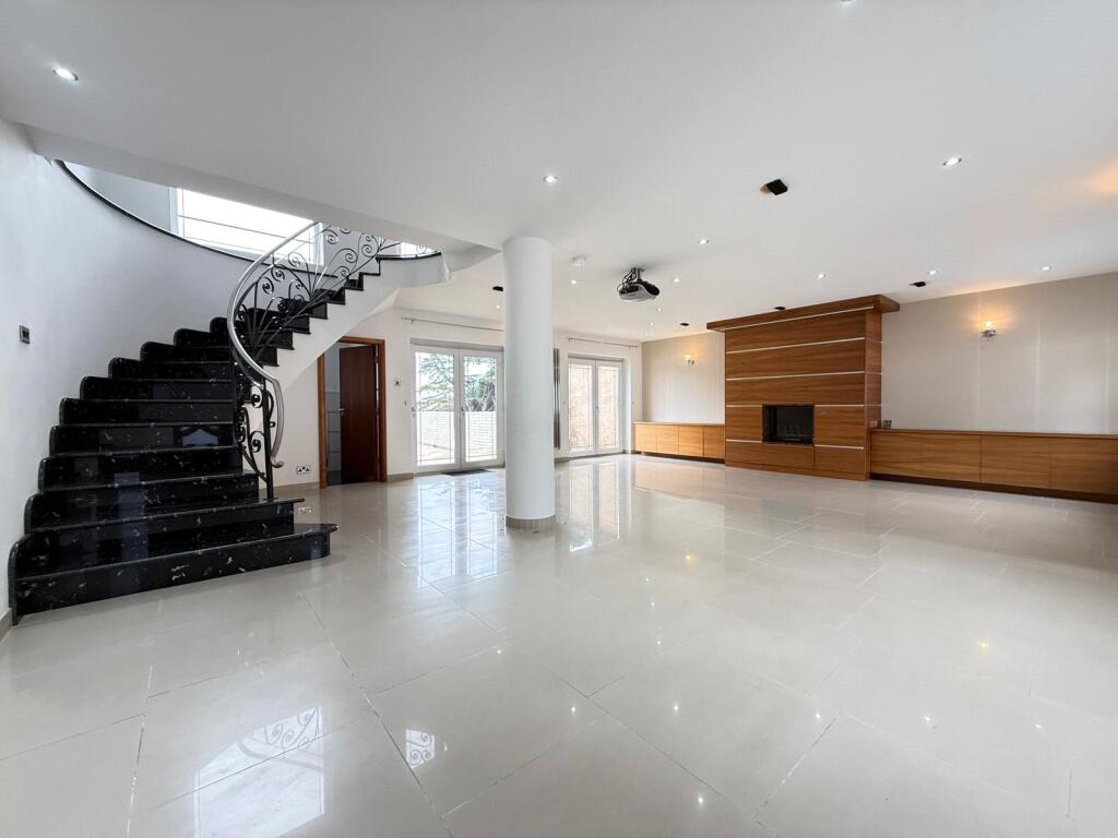 Main image of property: College Road, Hoddesdon, Hertfordshire, EN11