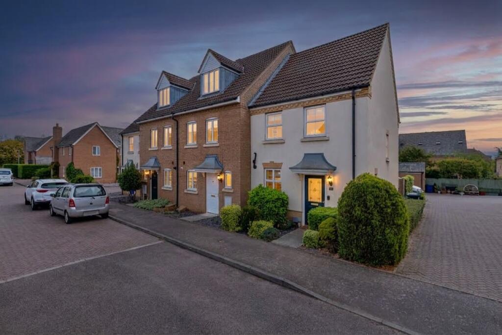 Main image of property: Headlands, Fenstanton, Huntingdon, PE28 9LW