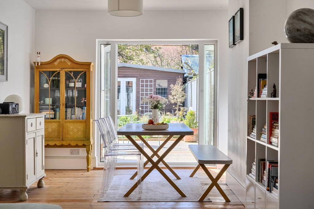 Main image of property: South Farm Road, Worthing, Broadwater, BN14 7TW