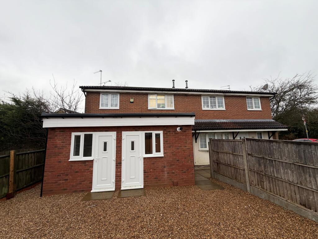 Main image of property: Room 1, Rochford Dr, LU2