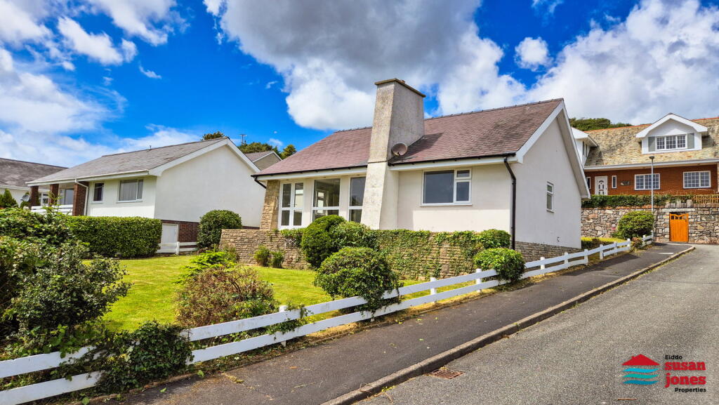 Main image of property: 32 Erwenni, Pwllheli, LL53