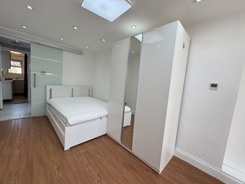 Main image of property: Lingfield Crescent, Welling, SE9