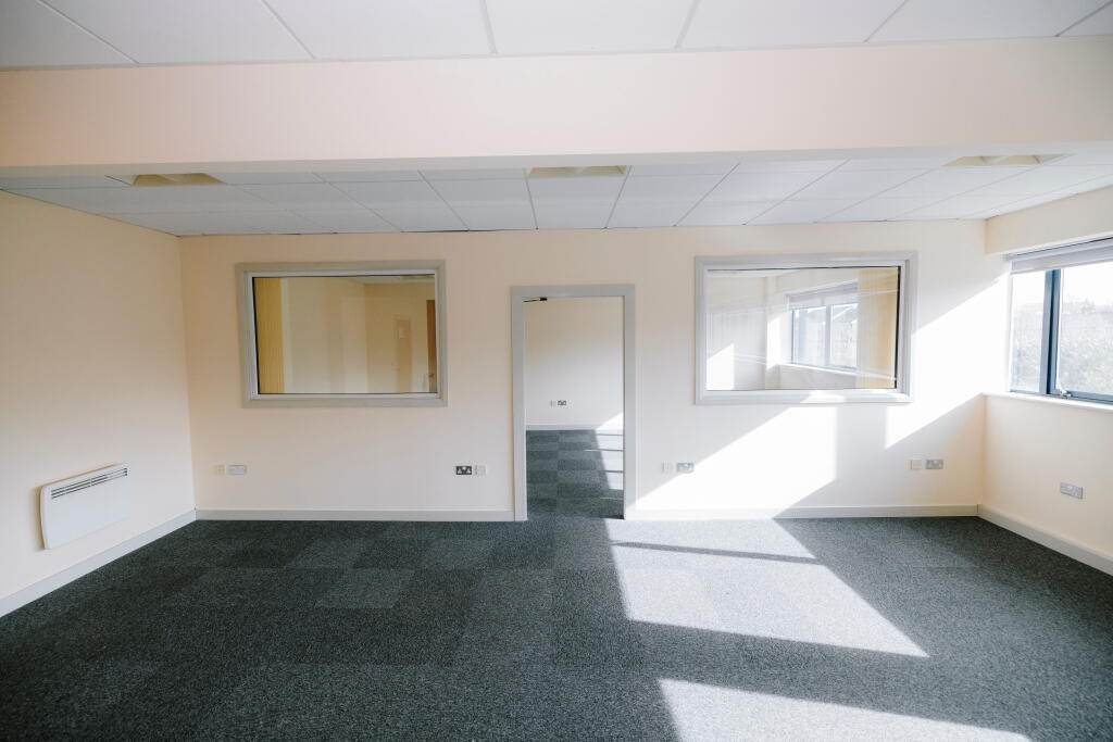 1000 sqft office in Burnley