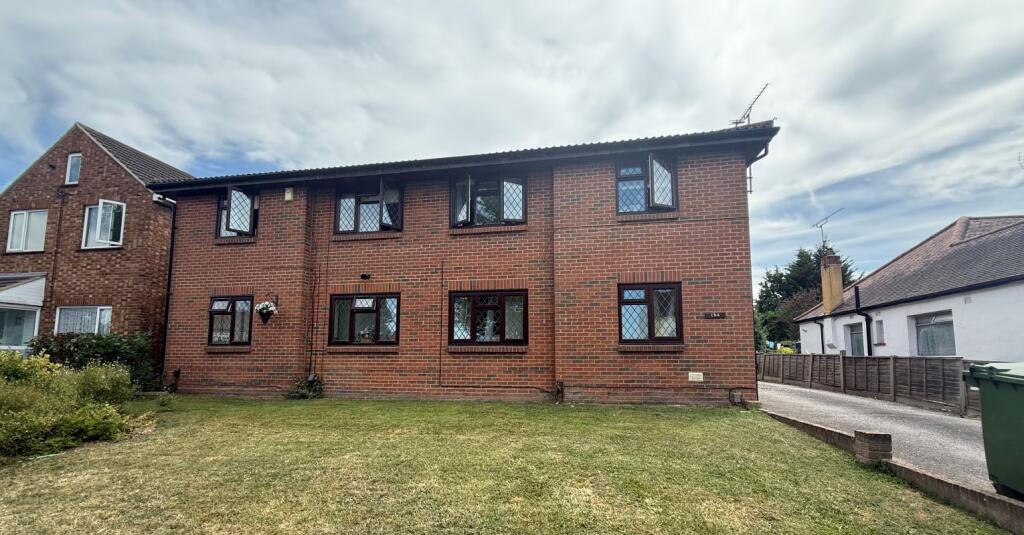 Main image of property: Flat 1, 154 Carlton Avenue, Westcliff-on-Sea, Essex, SS0 0QQ