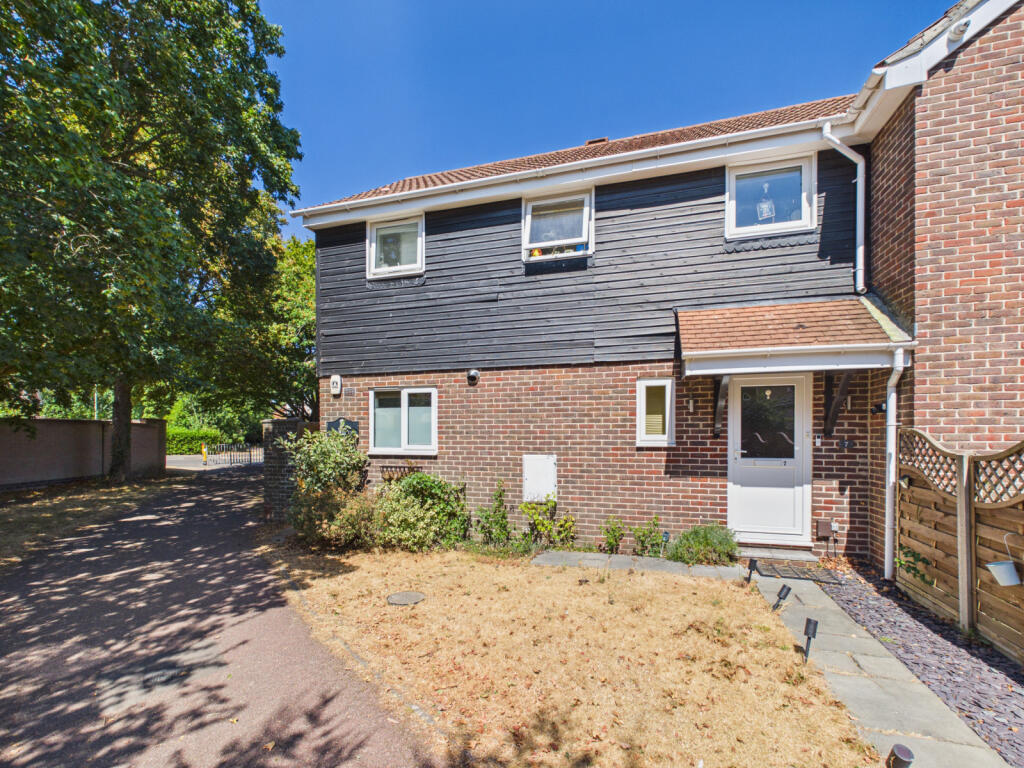 Main image of property: Horseshoe Close, Fareham, PO14 4DR