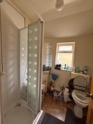 Flat 1 Bathroom