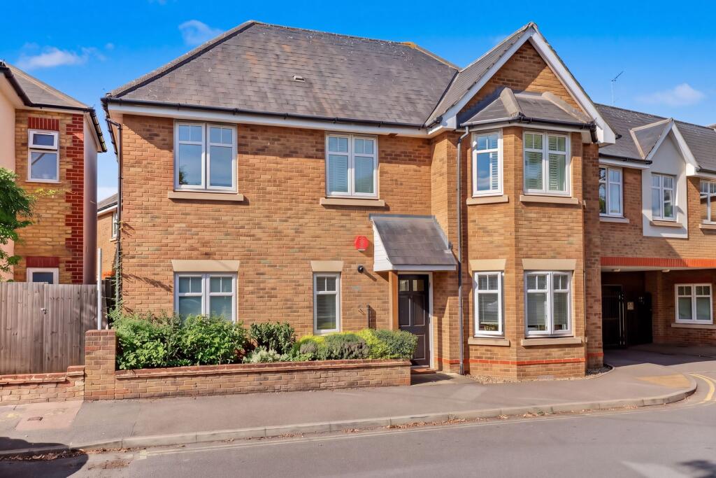 Main image of property: Thames Walk, Manor Road
