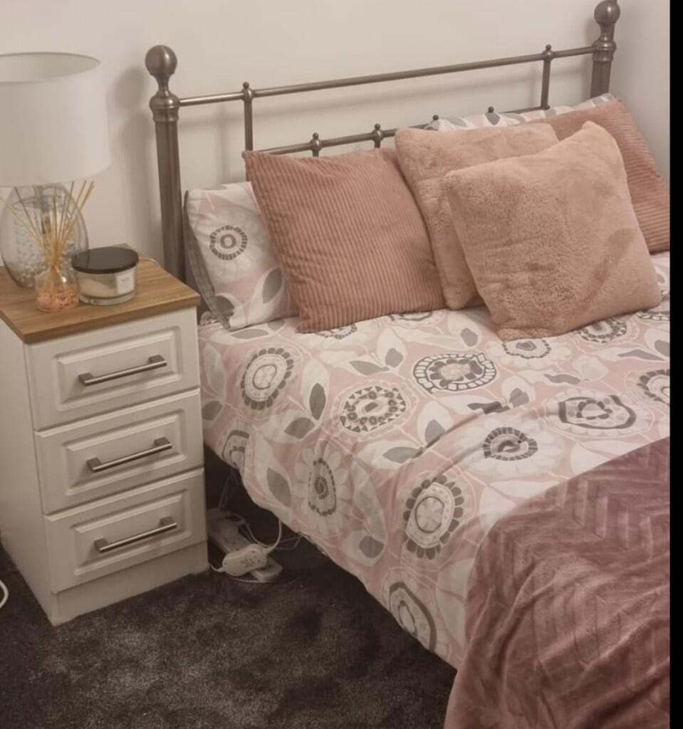 Main image of property: Room @ Barn Ave, Aldershot