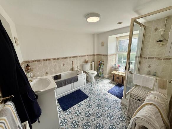 EN-SUITE BATHROOM