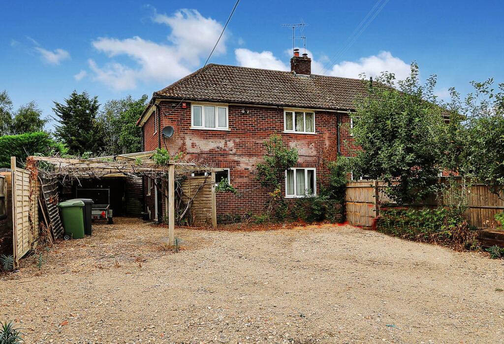 Main image of property: Pangbourne Road, Tidmarsh - Pangbourne station & shops only 1 mile