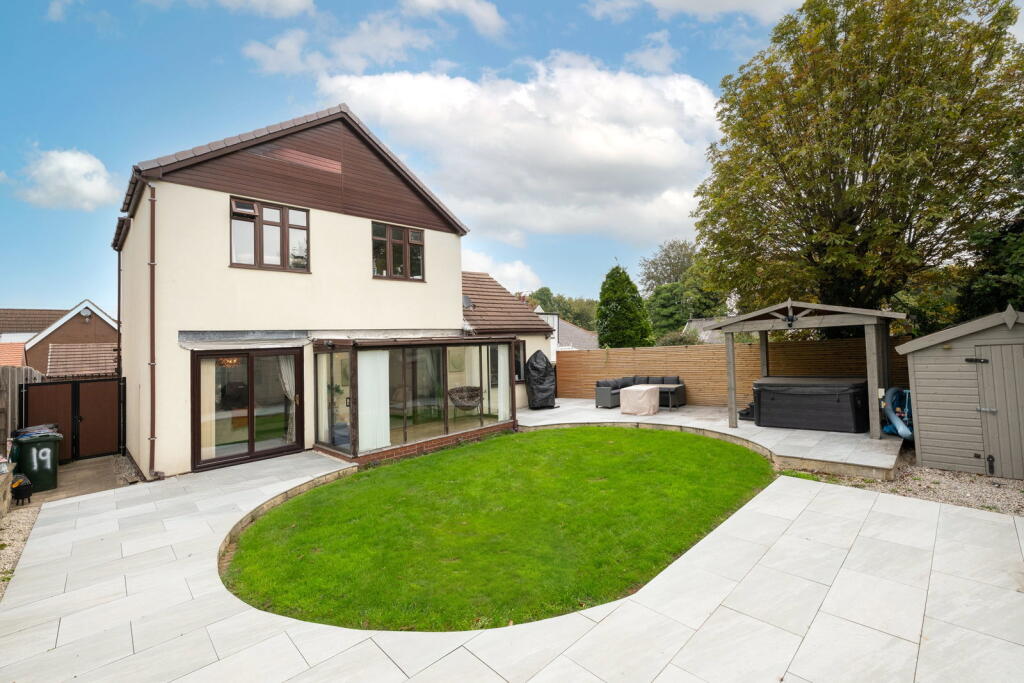 Main image of property: Oakwood Avenue, Royston, Barnsley, S71 4EY