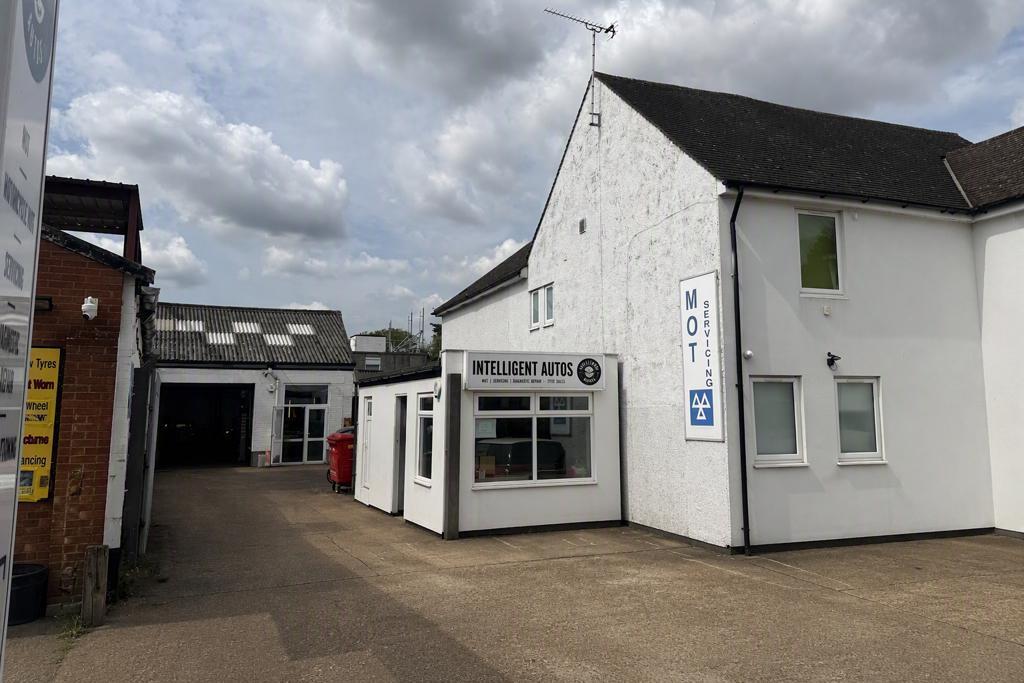 Main image of property: 279 High Street, London Colney, Hertfordshire, AL2 1EU