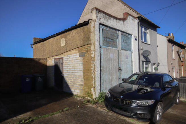 Commercial Garage to Rent ¿ Has Elecricity and 