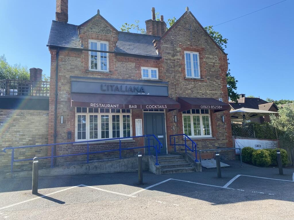 Main image of property: 142 London Road, Shenley, Radlett, Hertfordshire, WD7 9BT