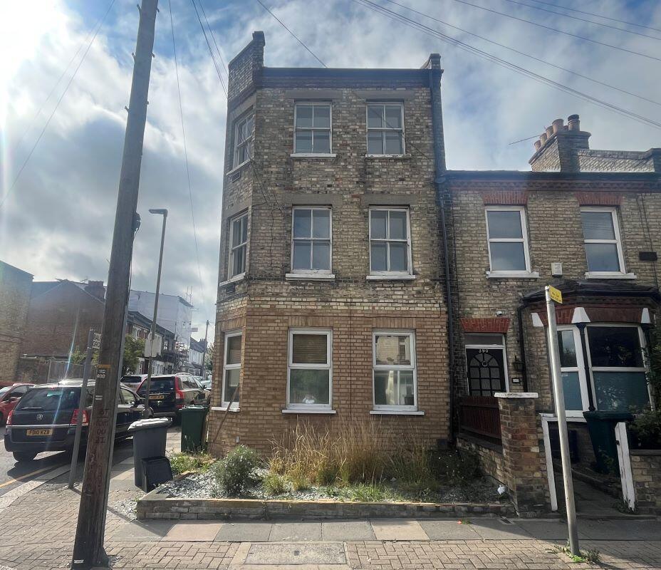 Main image of property: 392a Oakleigh Road North, Whetstone, London, N20 0SP