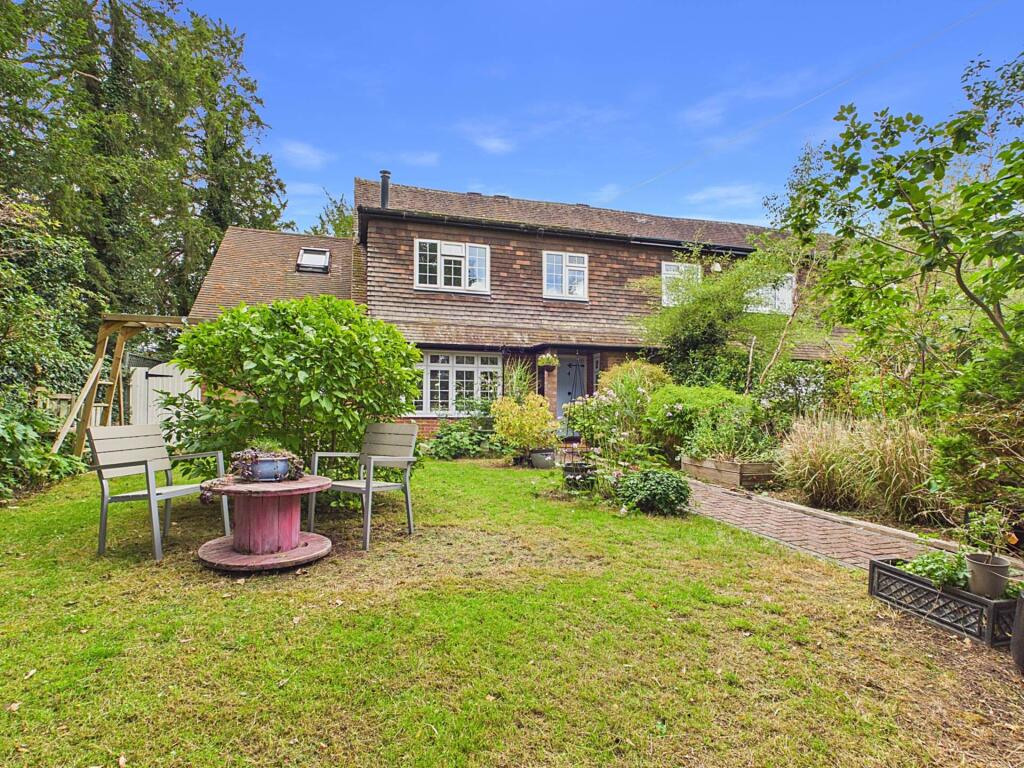 Main image of property: Whitchurch On Thames - Walk to Pangbourne shops, amenities, train station & highly regarded Whitchurch primary school