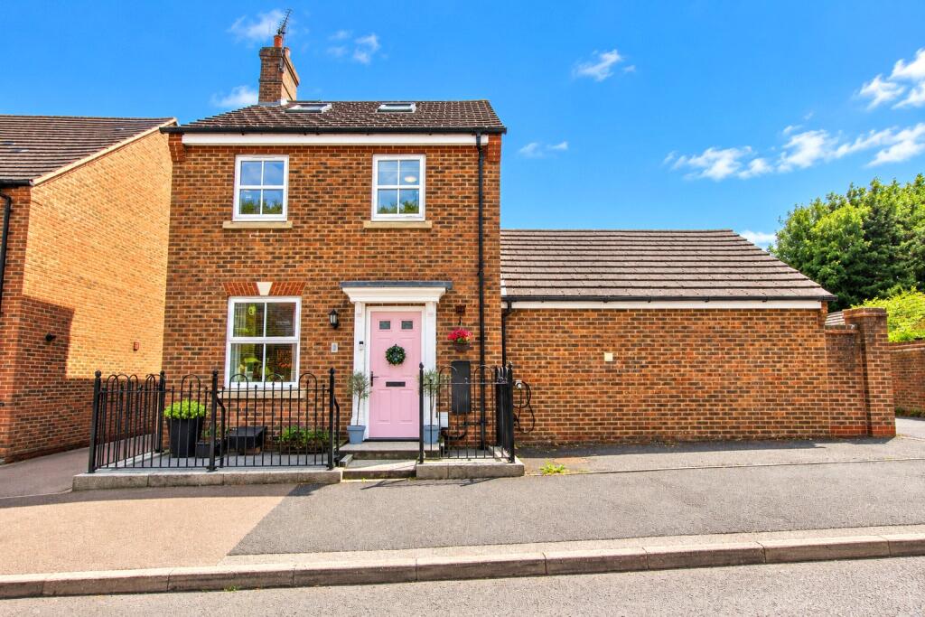Main image of property: Chalford Way, Aylesbury, Buckinghamshire, HP19