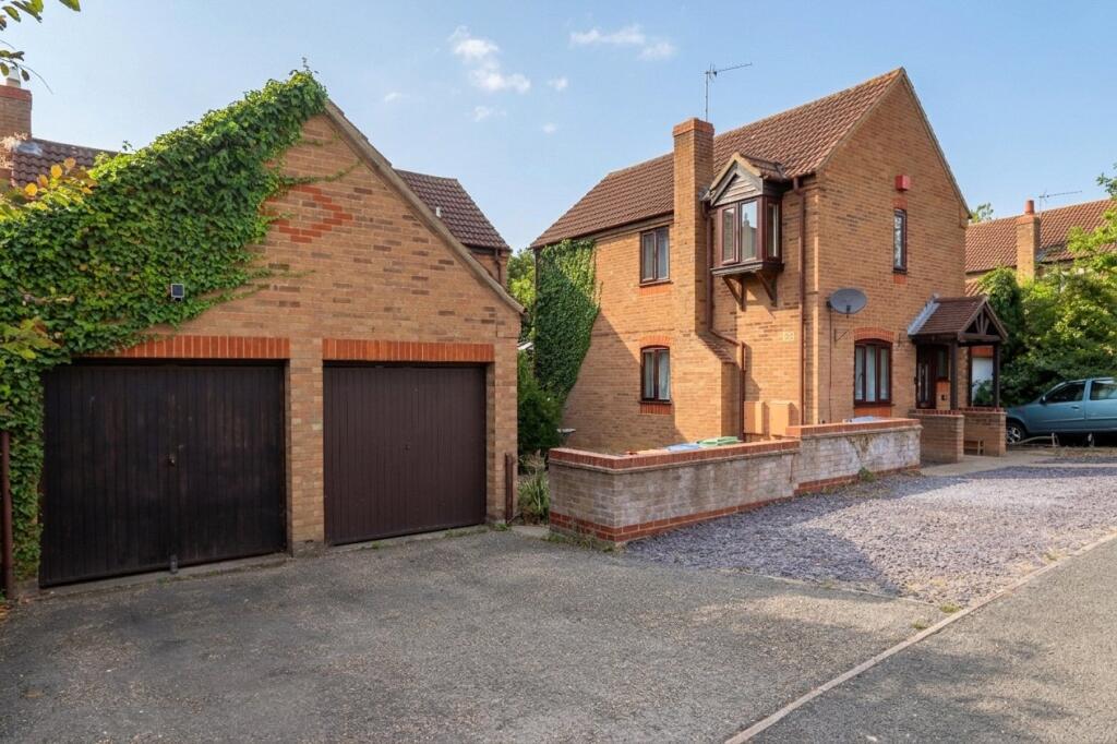 Main image of property: Linceslade Grove, Loughton, MK5