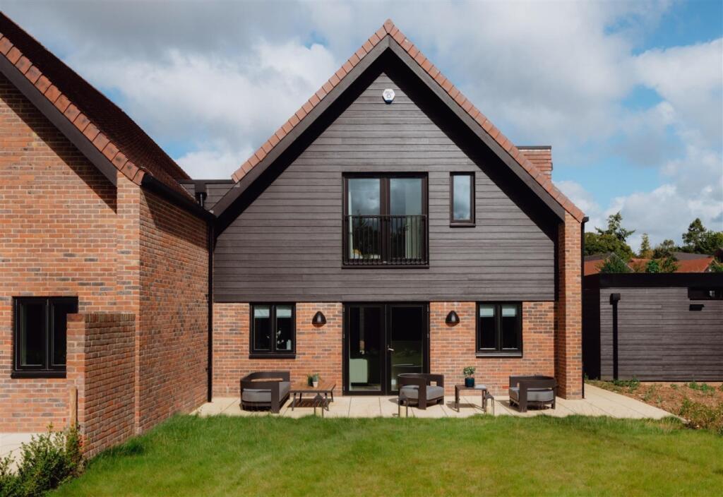 Main image of property: Reading Road Henley On Thames RG9