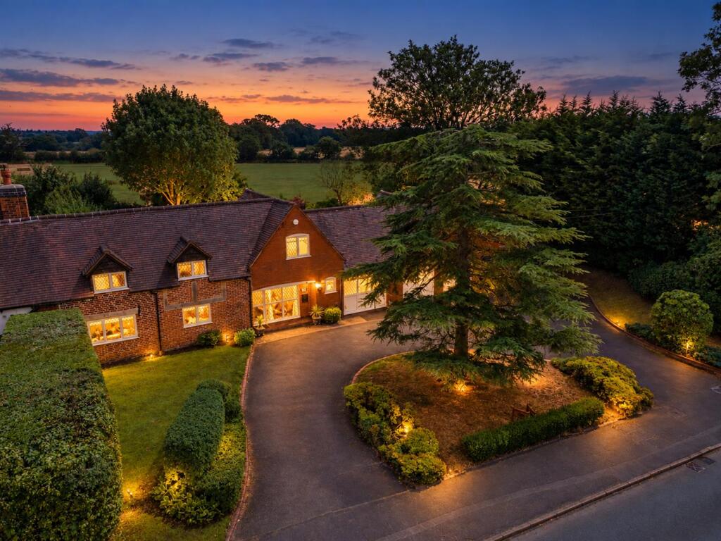 Main image of property: Stratford Road, Hockley Heath, Solihull